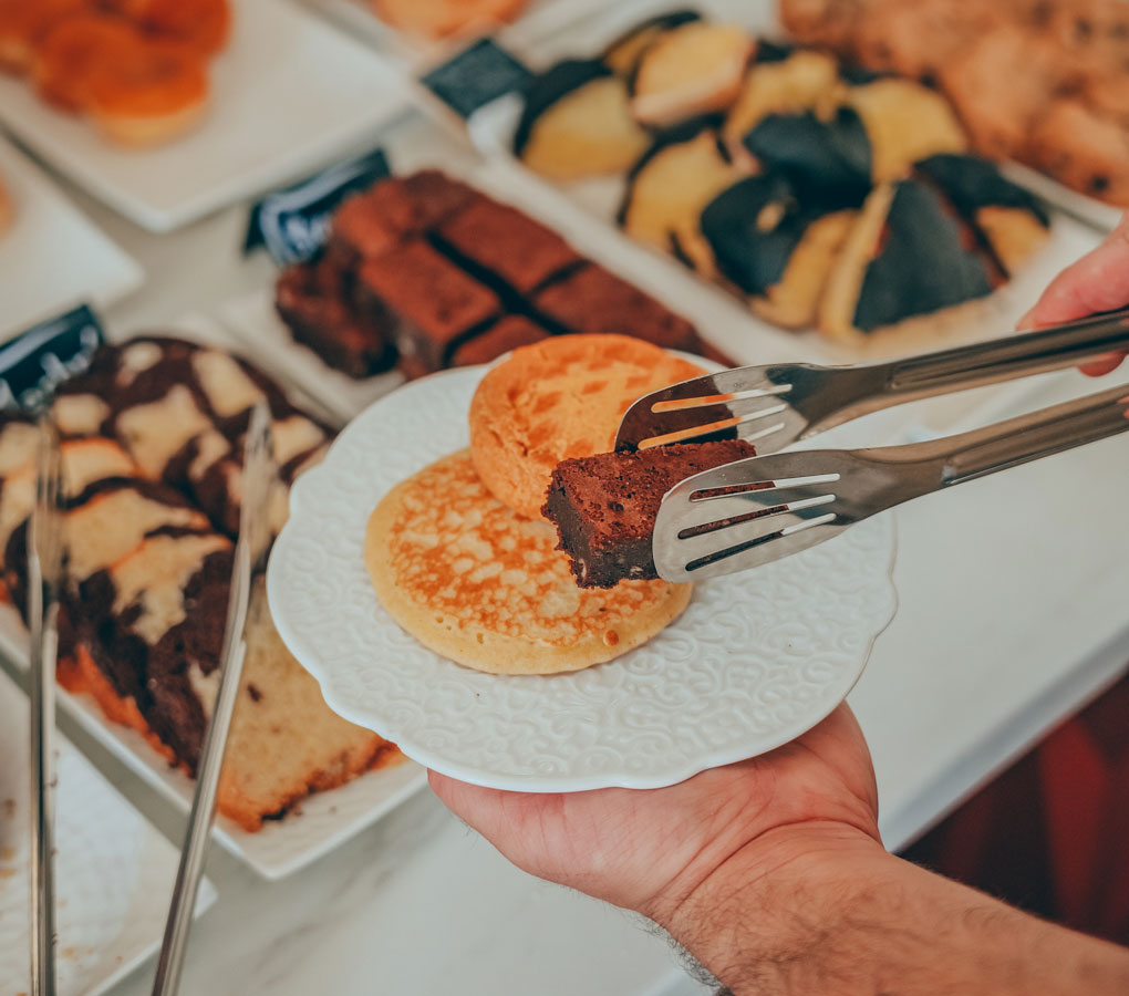 pancake-gauffres-brownie-galette-charentaise-petit-dejeuner-compris-inclus-hotel-le-manoir-la-rochelle-france-charente-maritime