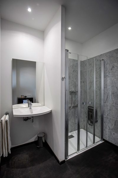 salle-de-bain-chambre-PMR-hotel-le-manoir-la-rochelle
